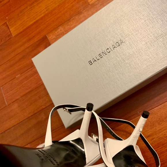 SOLD!! ❌ BALENCIAGA Square Heel with Bow - Picture 5 of 7